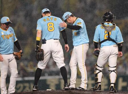 　７回、佐藤輝の肩に手をやり、降板する西勇（撮影・田中太一）