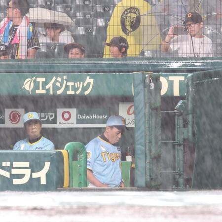 　ベンチから引き揚げる岡田監督（撮影・田中太一）