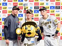 　トラッキーと記念撮影をする（左から）才木、木浪、佐藤輝（撮影・立川洋一郎）