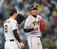 　１回、打席に吉川を迎え、佐藤輝（左）に声をかけられる才木（撮影・中田匡峻）