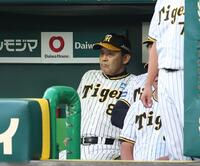 　初回から先発の才木が巨人打線に打ち込まれ、ベンチで渋い表情の岡田監督（撮影・中田匡峻）