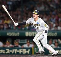 　３回、左前打を放つ木浪（撮影・中田匡峻）