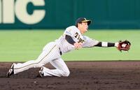 　１回、門脇の打球を飛びついてキャッチする木浪（撮影・立川洋一郎）