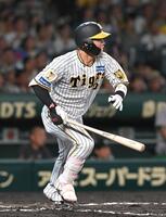 　６回、適時打を放つ木浪（撮影・石井剣太郎）