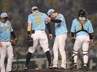 　７回、佐藤輝の肩に手をやり、降板する西勇（撮影・田中太一）