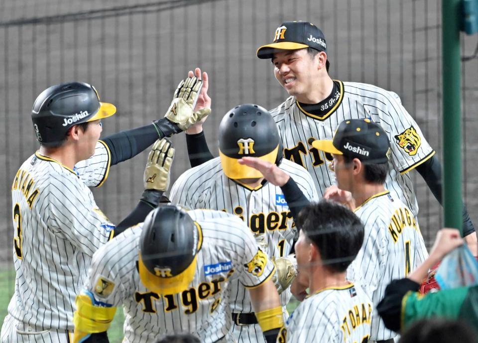 　６回、佐藤輝の逆転３ランで生還した大山をタッチで迎える才木（右上）＝撮影・立川洋一郎