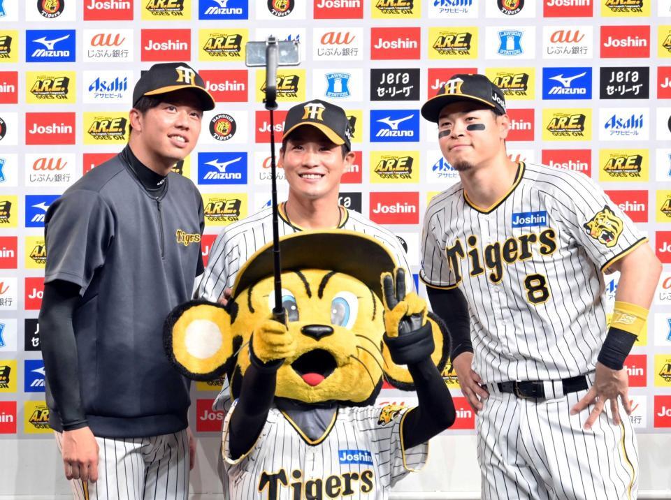 　トラッキーと記念撮影をする（左から）才木、木浪、佐藤輝（撮影・立川洋一郎）