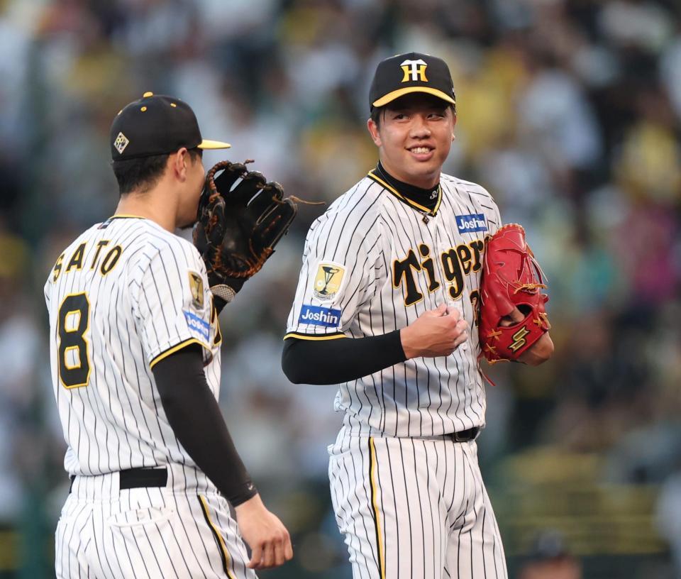 　１回、打席に吉川を迎え、佐藤輝（左）に声をかけられる才木（撮影・中田匡峻）