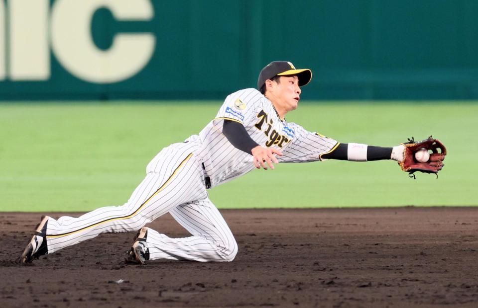 　１回、門脇の打球を飛びついてキャッチする木浪（撮影・立川洋一郎）