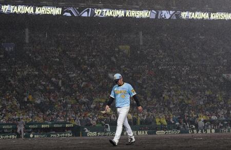 　雨が降る中、７回途中で降板となった西勇（撮影・中田匡峻）