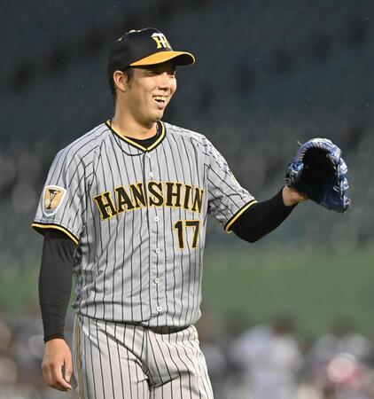 　２回、ピンチを無失点で切り抜け、笑顔を見せる青柳（撮影・北村雅宏）