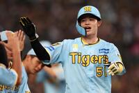 　１回、大山の先制適時打で生還し、ナインとタッチを交わす二走の中野（撮影・中田匡峻）