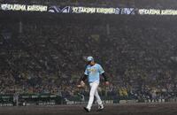 　雨が降る中、７回途中で降板となった西勇（撮影・中田匡峻）