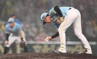 　７回、門脇に勝ち越し適時打を浴び、ロジンを握る西勇（撮影・中田匡峻）