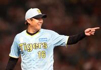 　２回を投げ終え、笑顔を見せながらベンチに戻る西勇（撮影・中田匡峻）