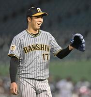 　２回、ピンチを無失点で切り抜け、笑顔を見せる青柳（撮影・北村雅宏）