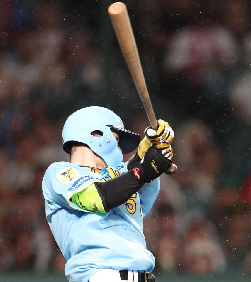 　５回、中前打を放つ中野（撮影・中田匡峻）