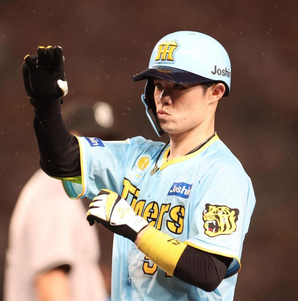 　５回、中前打を放ち、塁上でポーズを取る中野（撮影・中田匡峻）