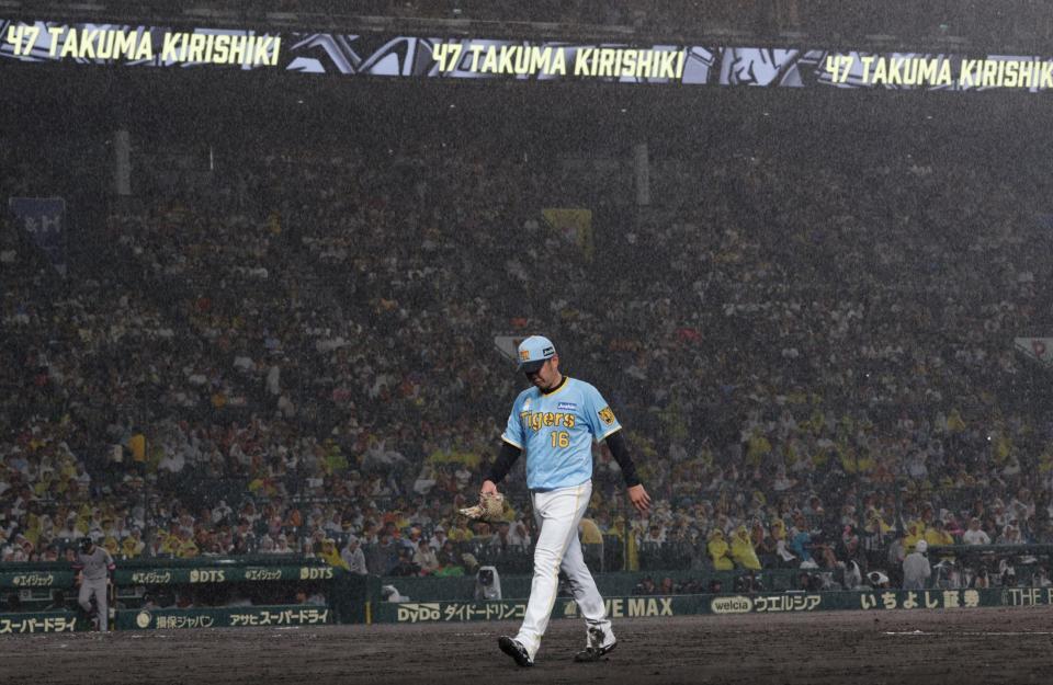 　雨が降る中、７回途中で降板となった西勇（撮影・中田匡峻）