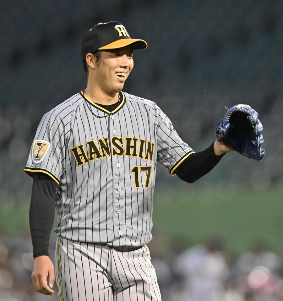 　２回、ピンチを無失点で切り抜け、笑顔を見せる青柳（撮影・北村雅宏）