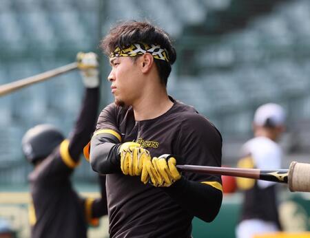 　打撃練習に臨む佐藤輝（撮影・立川洋一郎）