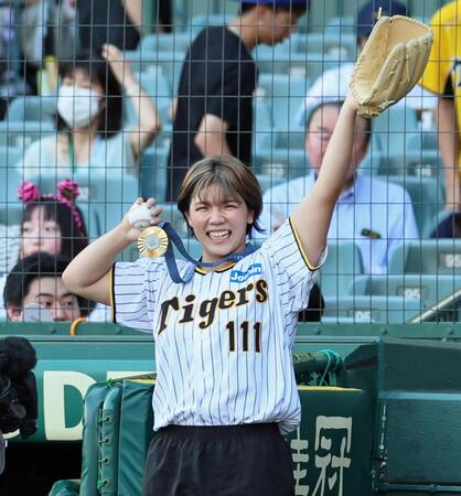 【写真】大好きな木浪さんがサプライズ登場　五輪金メダリストが始球式登場