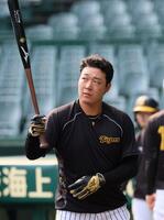 　打撃練習に臨む大山（撮影・立川洋一郎）