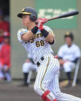 　２回、安打を放つ中川（撮影・石井剣太郎）