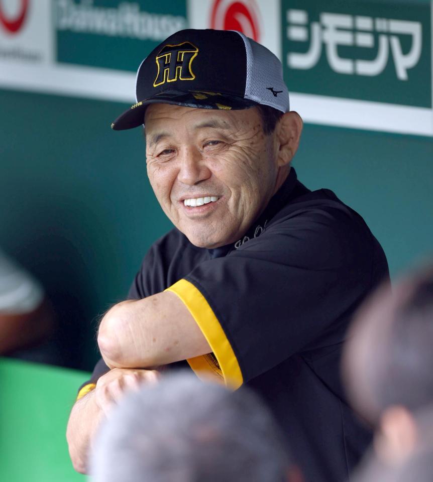 　ベンチで練習を見守る岡田監督（撮影・山口登）