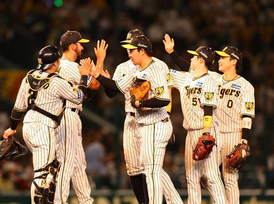 　中日に勝利しタッチする木浪（右）ら阪神ナイン（撮影・山口登）