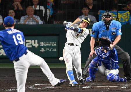 　７回、右前タイムリーを放つ近本（撮影・飯室逸平）