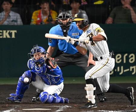 　７回、高橋の代打で送りバントを決める熊谷（撮影・飯室逸平）