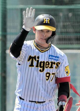 　２回、野口が中前安打を放ち、一塁ベース上で右手をあげ声援に応える（撮影・金居みつよし）