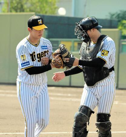 　５回を投げ終え、６失点の門別と捕手の栄枝（撮影・金居みつよし）