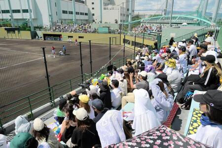 　満員の観衆が見守る中、始まった阪神対広島戦（撮影・金居みつよし）