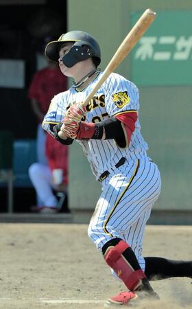 　４回、野口が左前安打を放つ（撮影・金居みつよし）