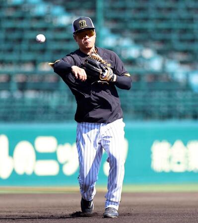 　守備練習する佐藤輝（撮影・山口登）