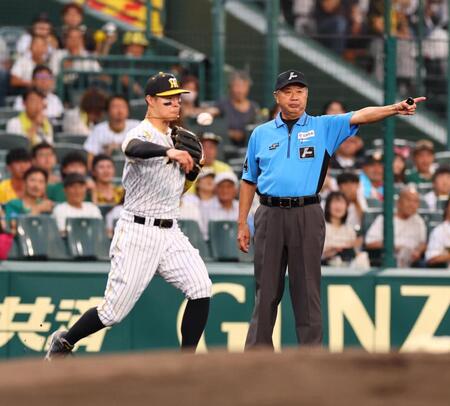 　１回、佐藤輝は福永のゴロを捕球し、二塁への送球が悪送球になる（撮影・山口登）