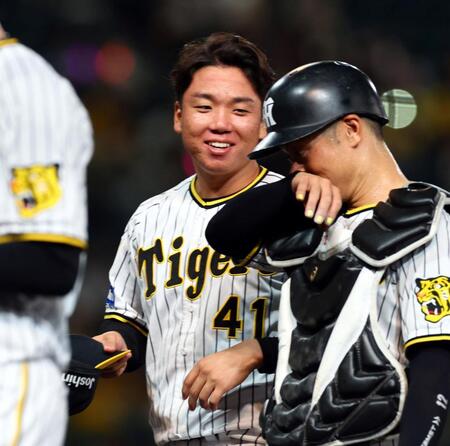 　中日に勝利し、笑顔を見せる村上（左）＝撮影・山口登