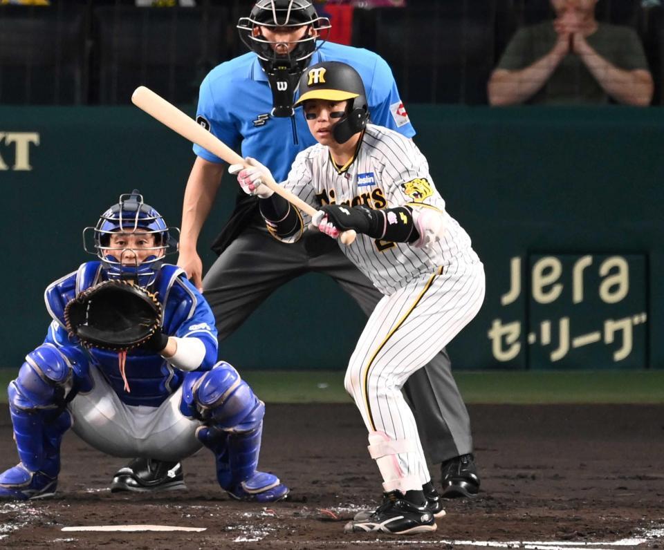 　２回、送りバントのかまえをみせる梅野