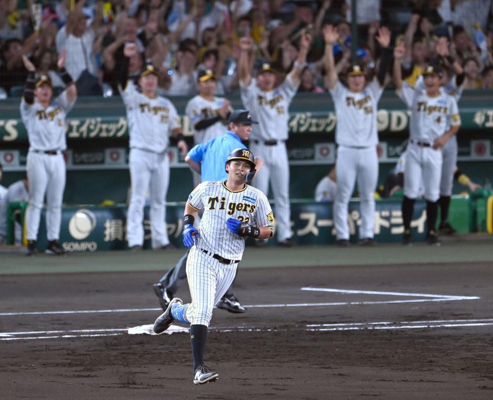 　１回、２号２ランを放ち、歓喜のナインを背にダイヤモンドを回る井上（撮影・飯室逸平）