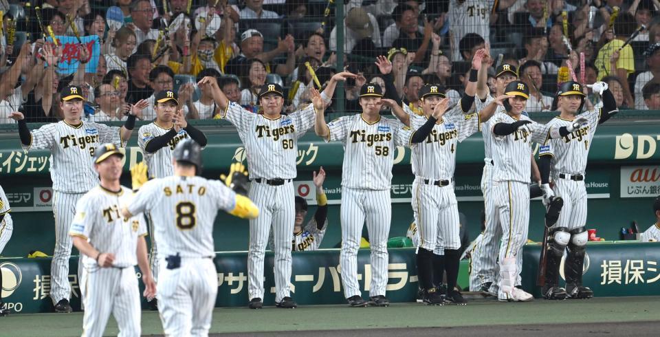 　１回、佐藤輝の勝ち越し打に沸く阪神ナイン（撮影・飯室逸平）