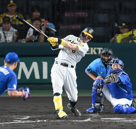 　１回、勝ち越し２点タイムリーを放つ佐藤輝（撮影・飯室逸平）