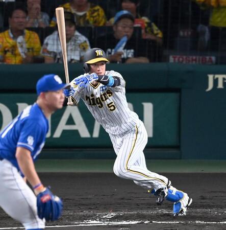 　１回、左前打を放つ近本（撮影・飯室逸平）