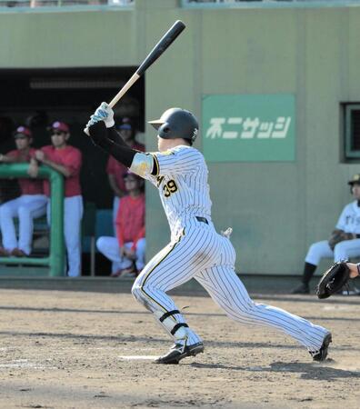 　９回、栄枝が右前にサヨナラ安打を放つ（撮影・金居みつよし）