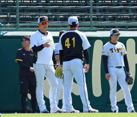 　練習中に村上（４１）と話をする西勇（撮影・立川洋一郎）