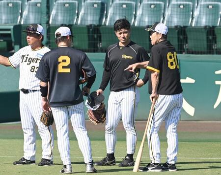 　梅野（２）、坂本（右から２人目）らと話をする岡田監督（右端）＝撮影・飯室逸平