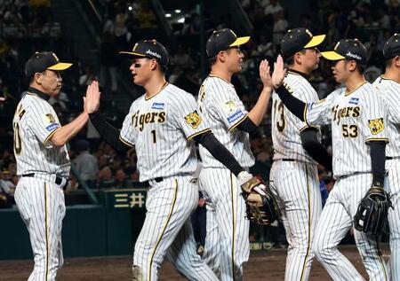 　中日に勝利し、岡田監督はナインを迎える（撮影・山口登）