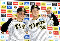 　お立ち台でポーズを決める森下（左）と井上（撮影・山口登）