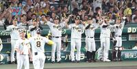 　１回、佐藤輝の勝ち越し打に沸く阪神ナイン（撮影・飯室逸平）